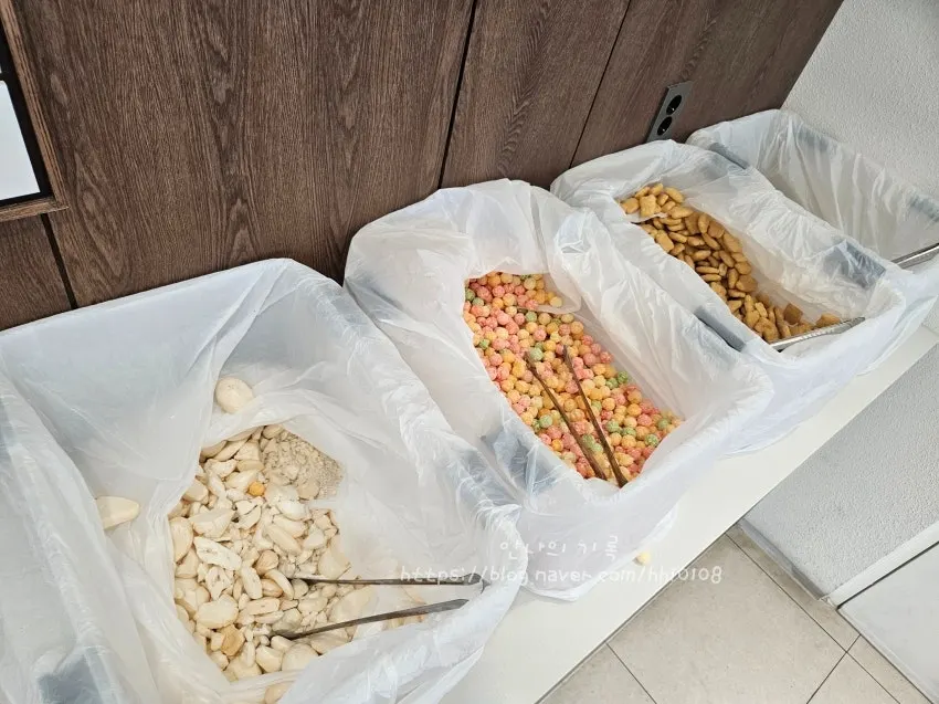 5분간 끓인 칼국수를 덜어 먹는 모습