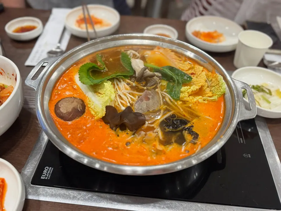 만두를 넣어 끓이는 평양만두전골 한 냄비