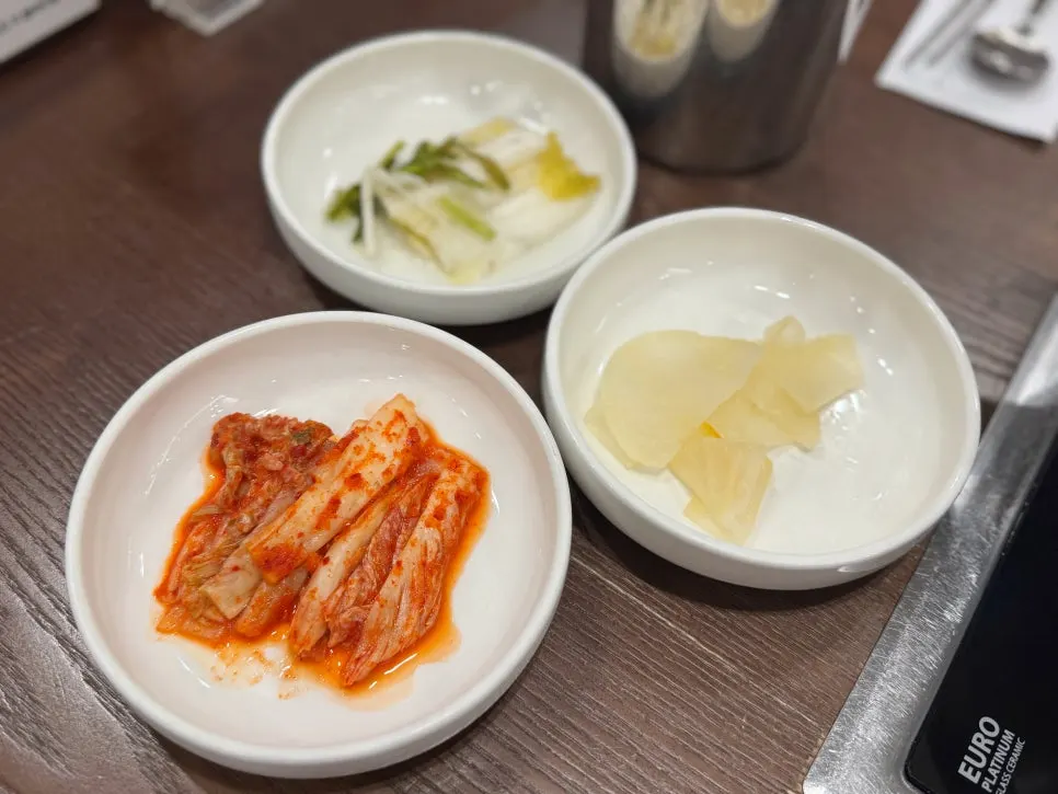 3인 상차림으로 차려진 전골과 막국수
