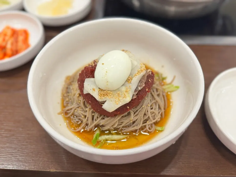 고기가 올라간 평양 비빔막국수