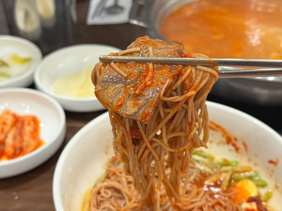 비빔막국수 면과 새콤한 소스 클로즈업