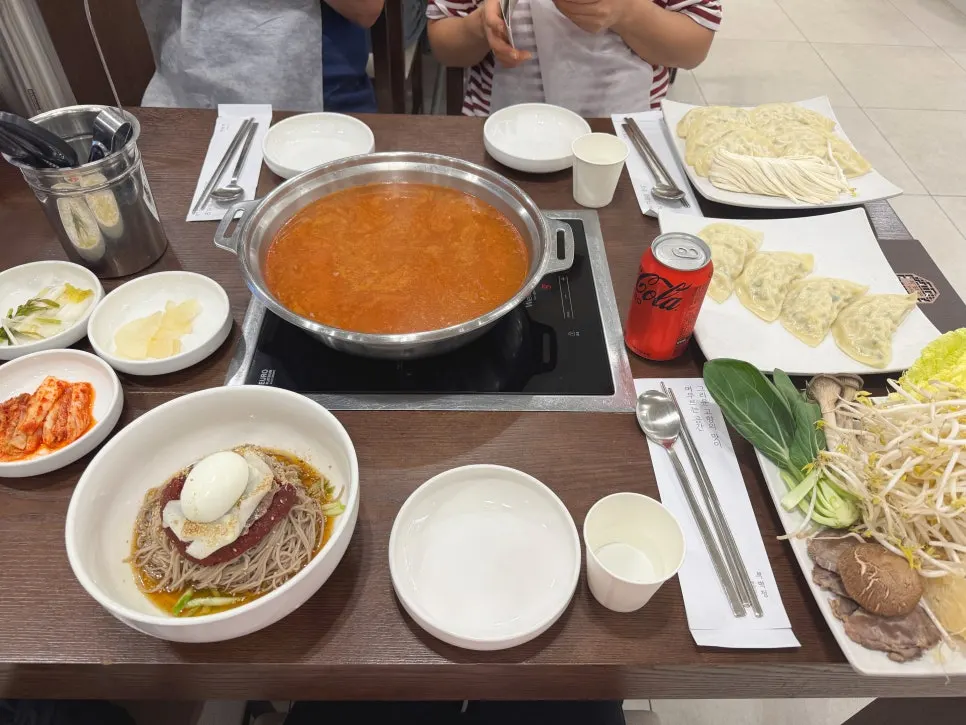 한 상 가득 차려진 만두전골 상차림
