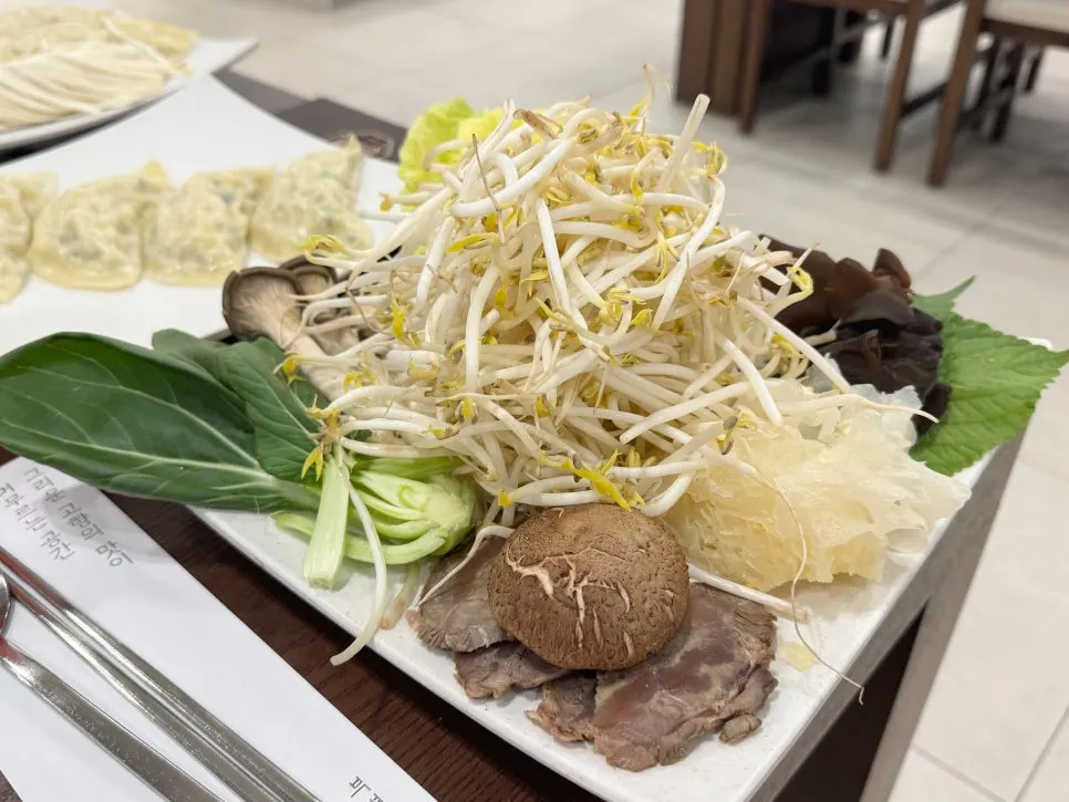버섯 깻잎 숙주가 담긴 전골 야채 접시