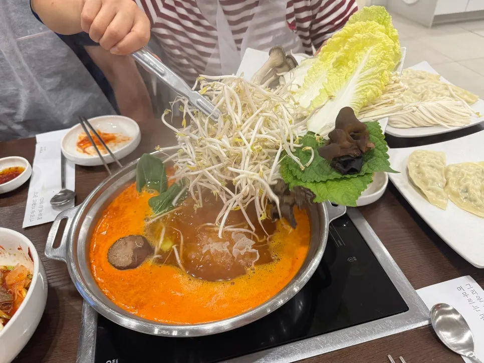 야채를 가득 올린 얼큰 만두전골