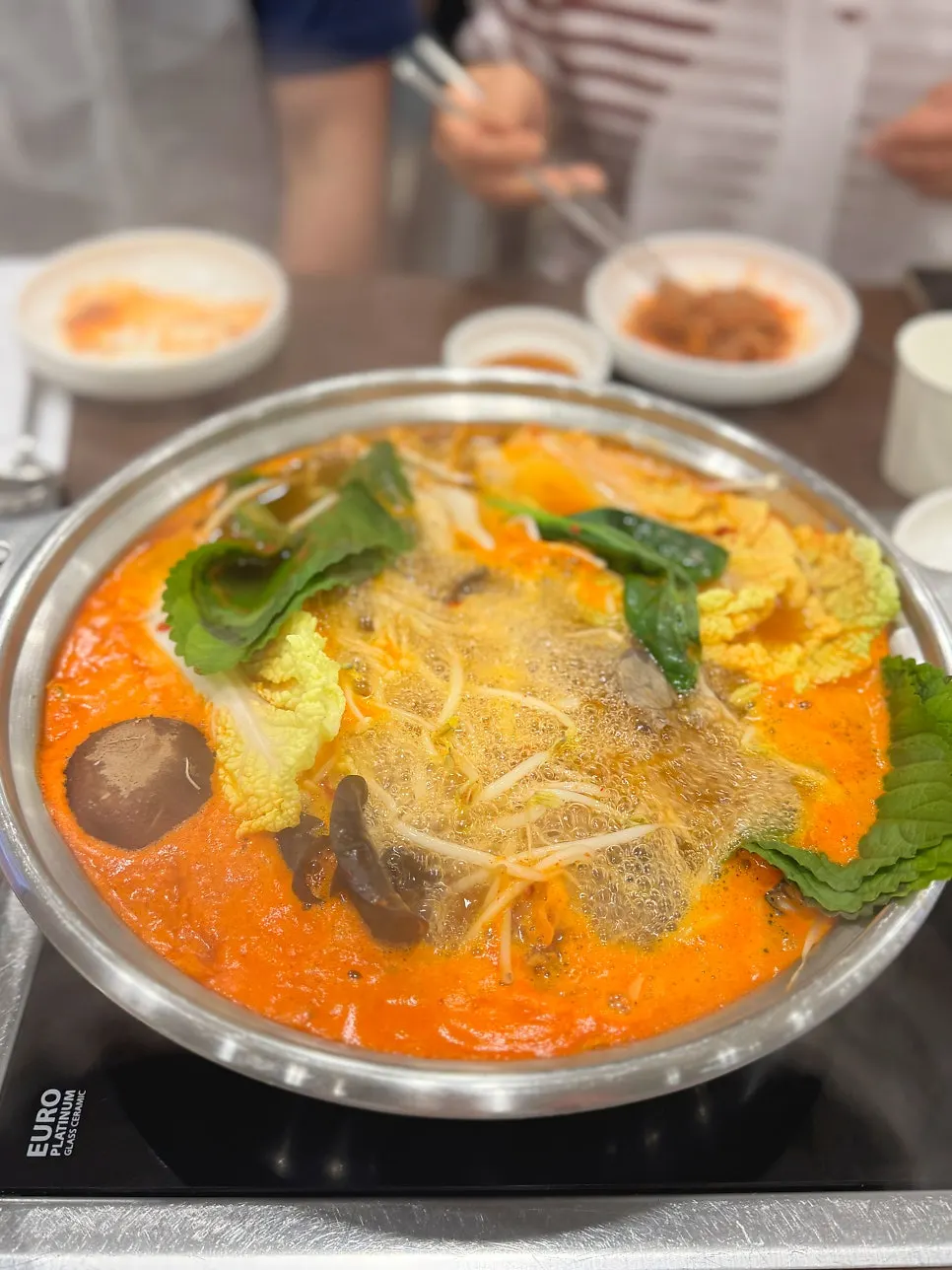 팔팔 끓고 있는 얼큰한맛 만두전골