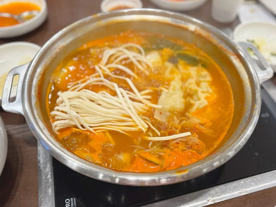전골에 넣은 칼국수 사리