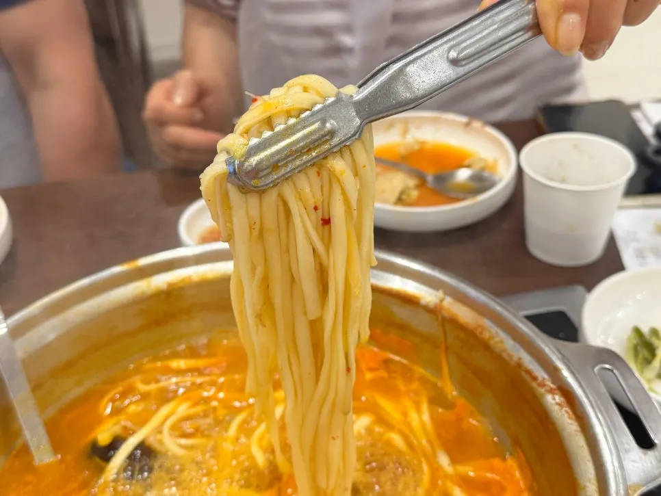 칼국수 사리를 건져 담은 국물 한 그릇