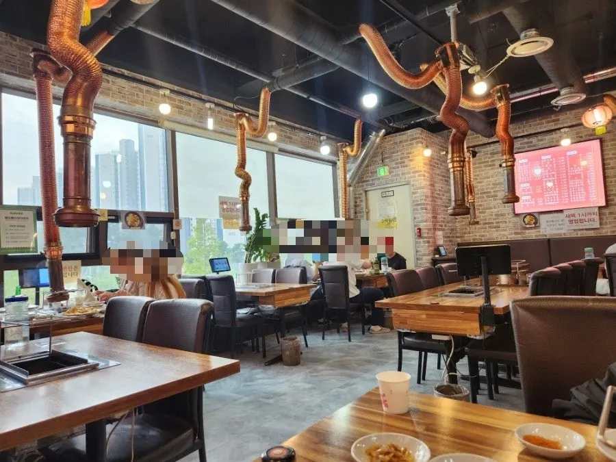 Seating inside Sannaemaeul Yang Kkochi & Qingdao