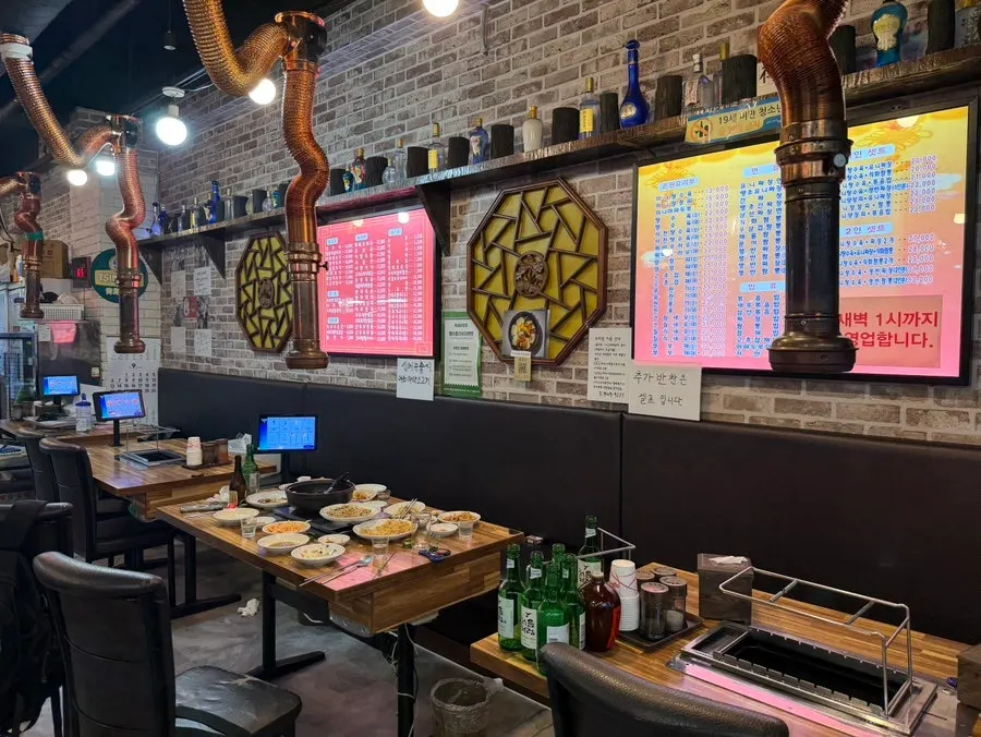 매장 입구 주차 및 화장실 안내