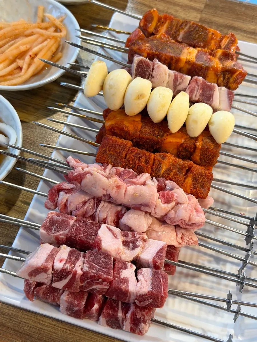 서비스 숙주볶음과 양꼬치 세트