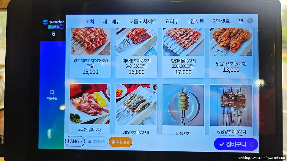 넓고 쾌적한 2층 매장 내부 좌석