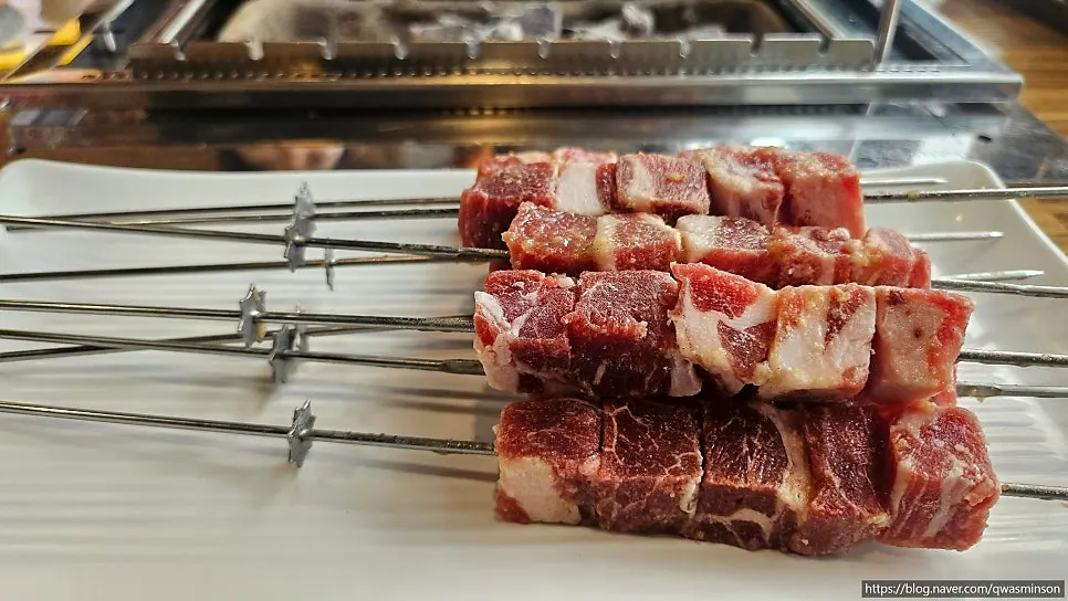 테이블에 올려진 숯불