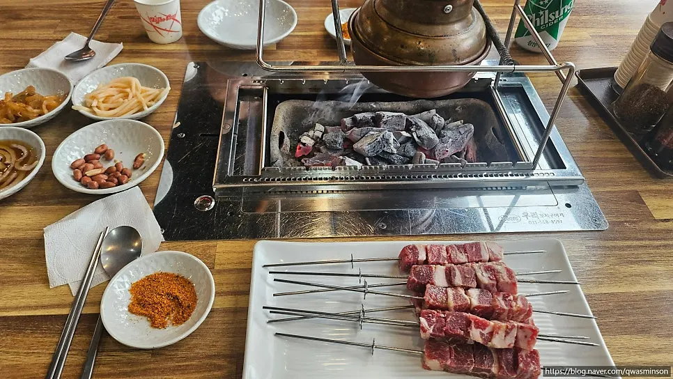 두툼한 생양꼬치 한 접시