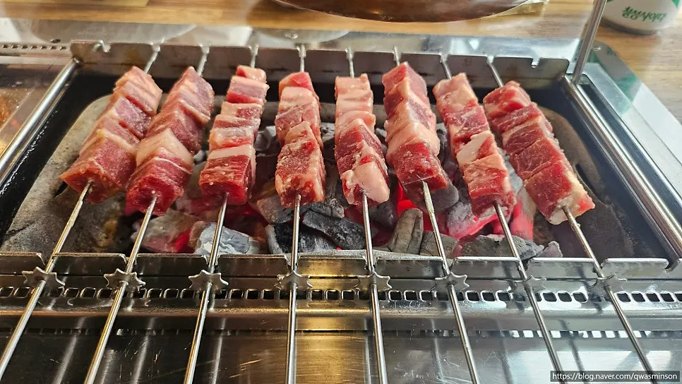 숯불 위에 올린 양꼬치