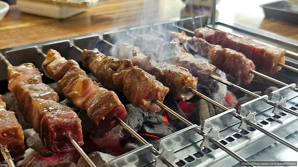 노릇하게 구워지는 양꼬치