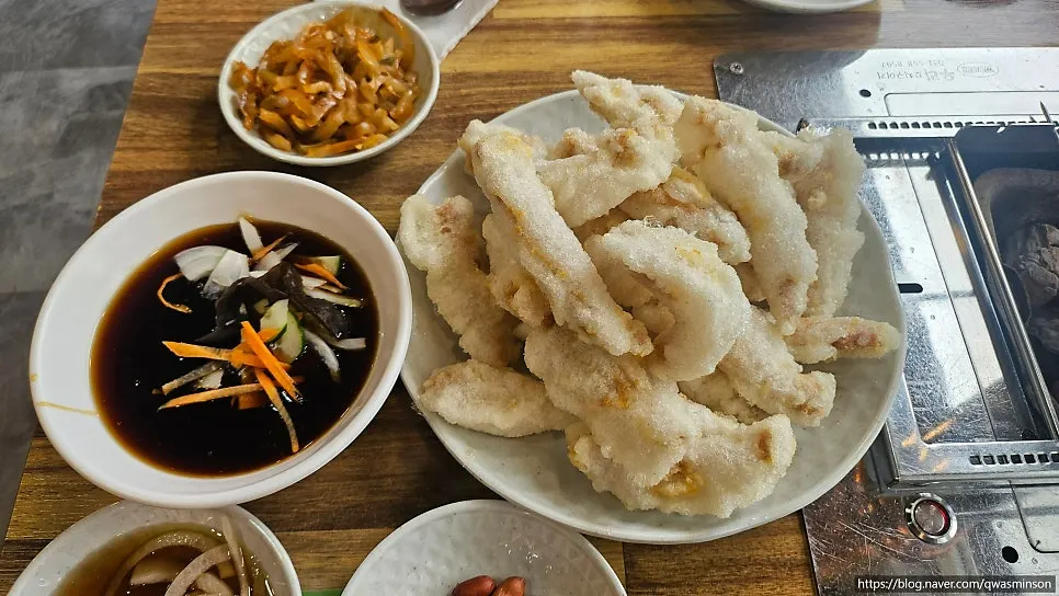 잘 구워진 양꼬치 한 입 단면