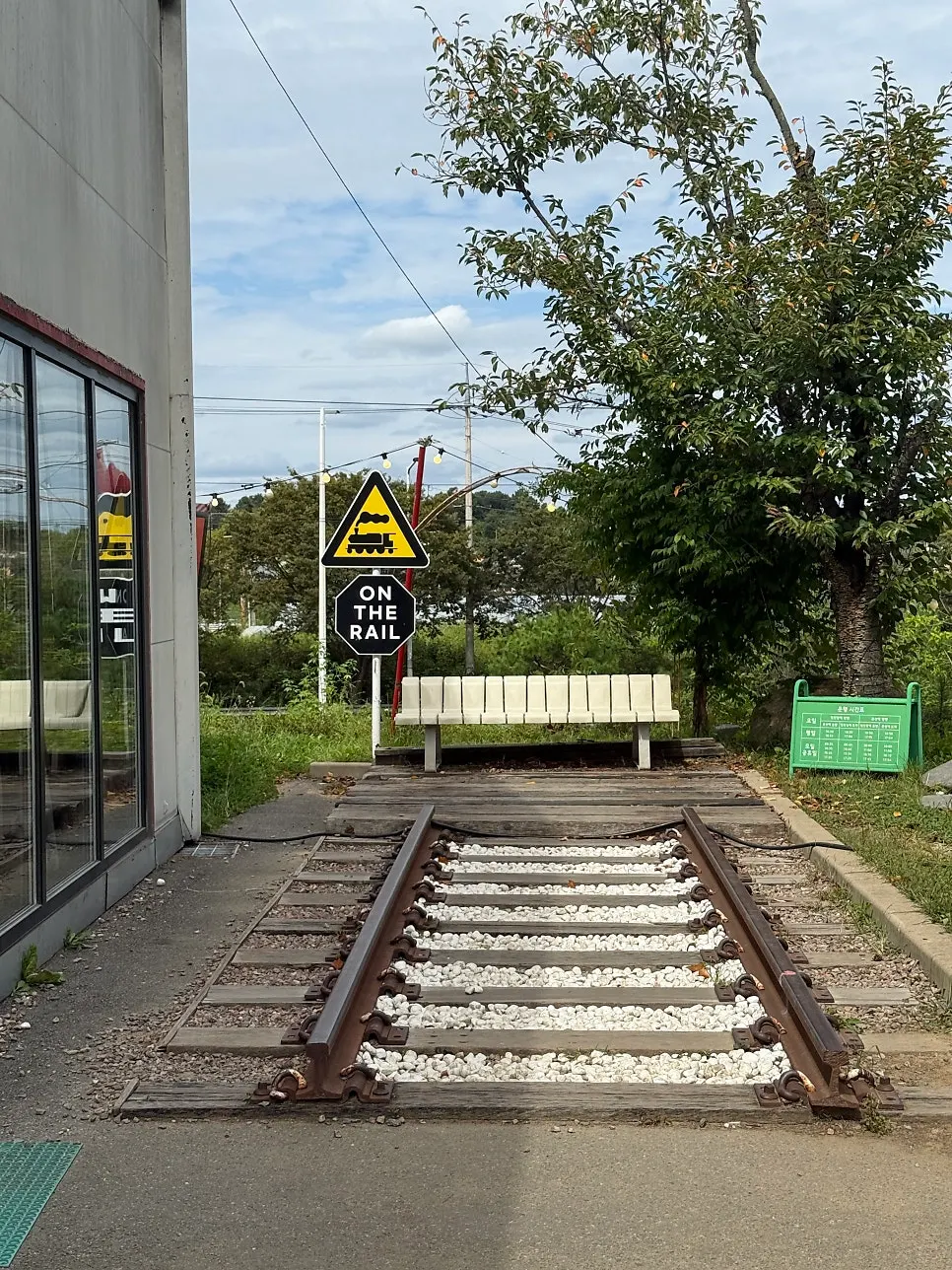 Visitor information for On the Rail café in Paju