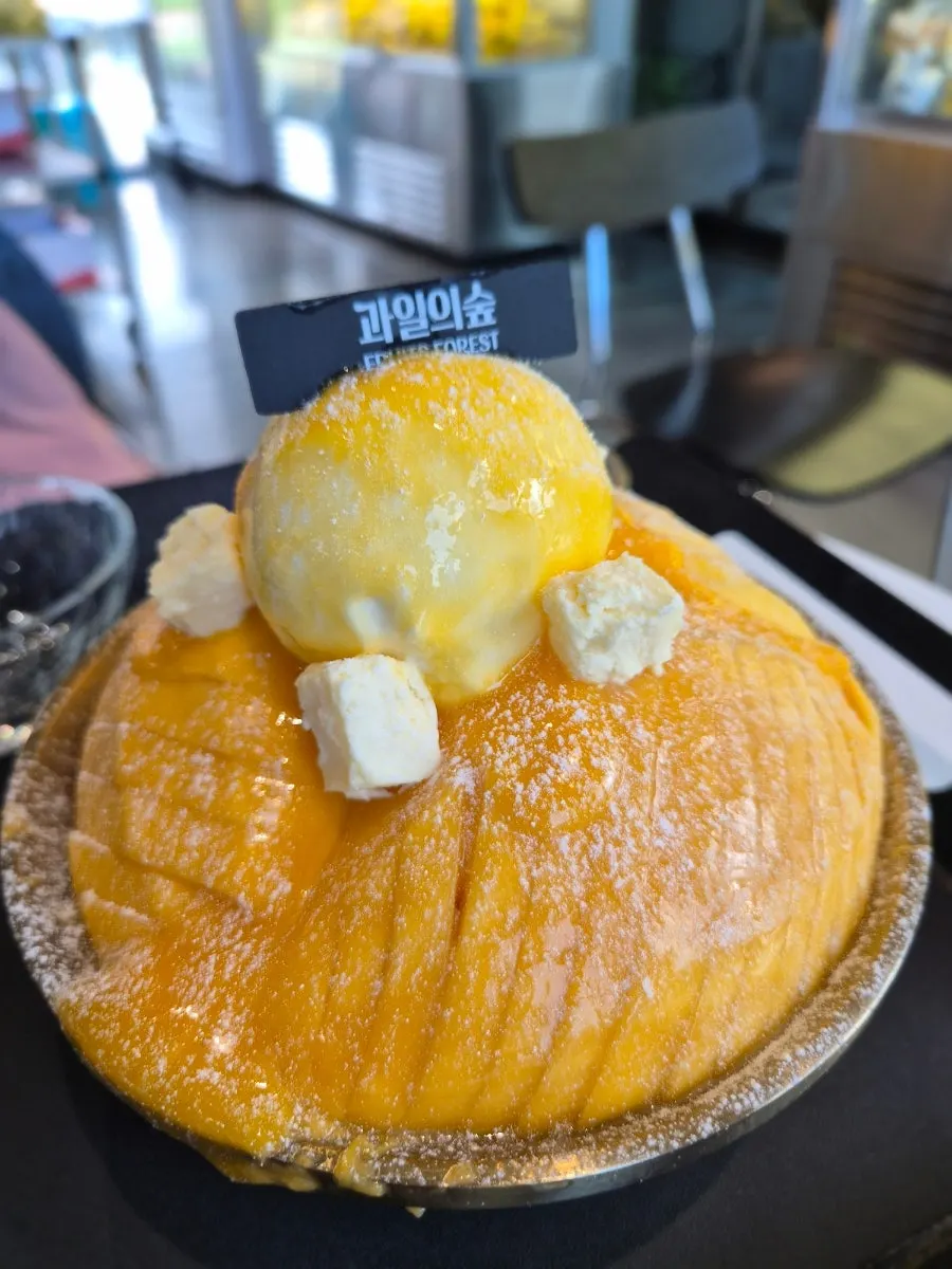 생망고가 가득 올라간 눈꽃빙수