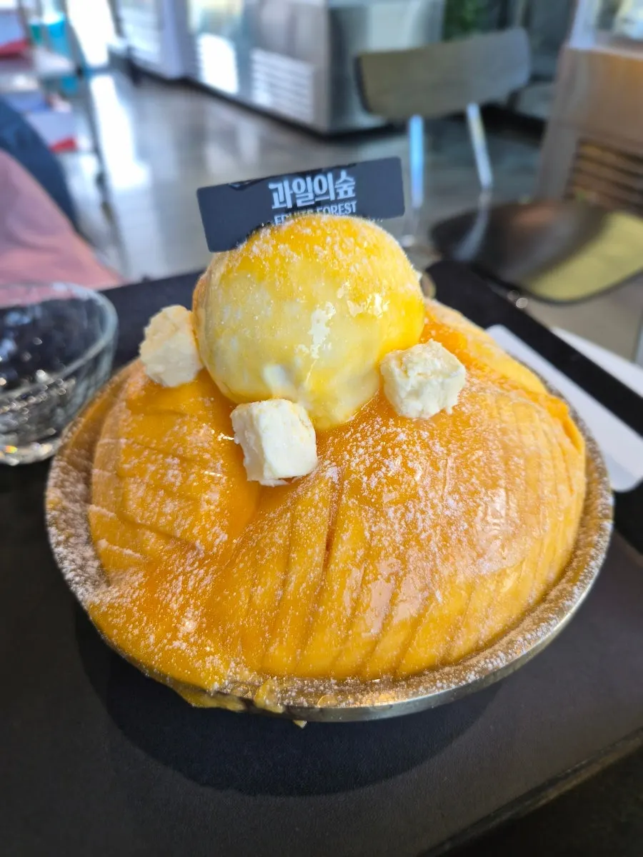 테이블에 놓인 생망고 눈꽃빙수 한 그릇