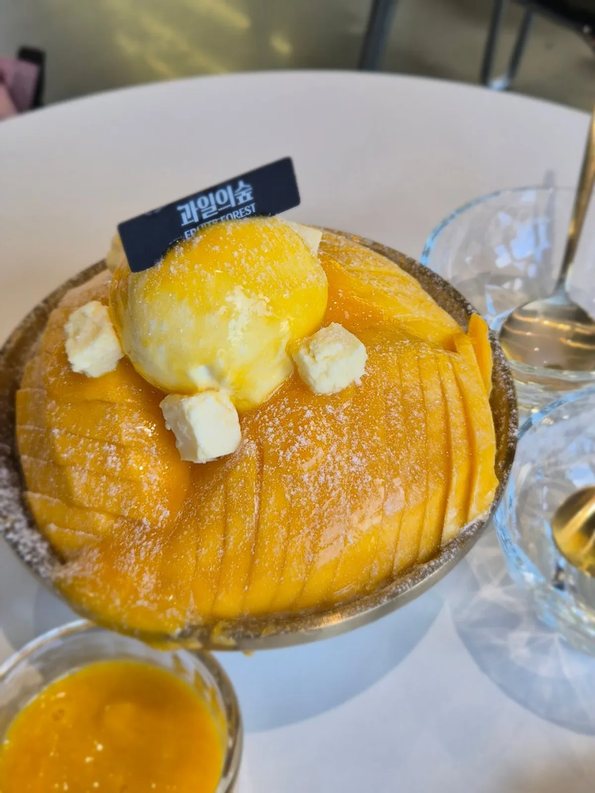 Bingsu covered in thick slices of fresh mango