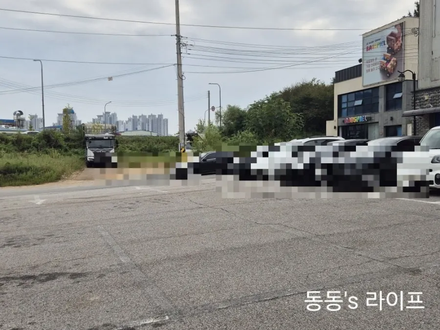 미미차이나 건물 앞 주차 공간