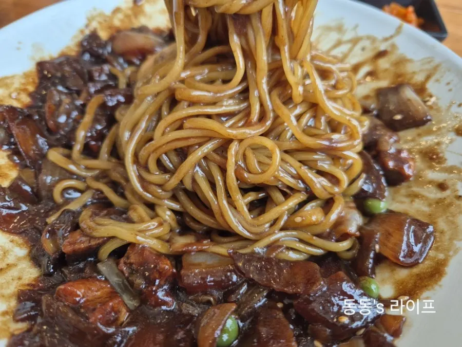 윤기 도는 짜장면 면발 클로즈업