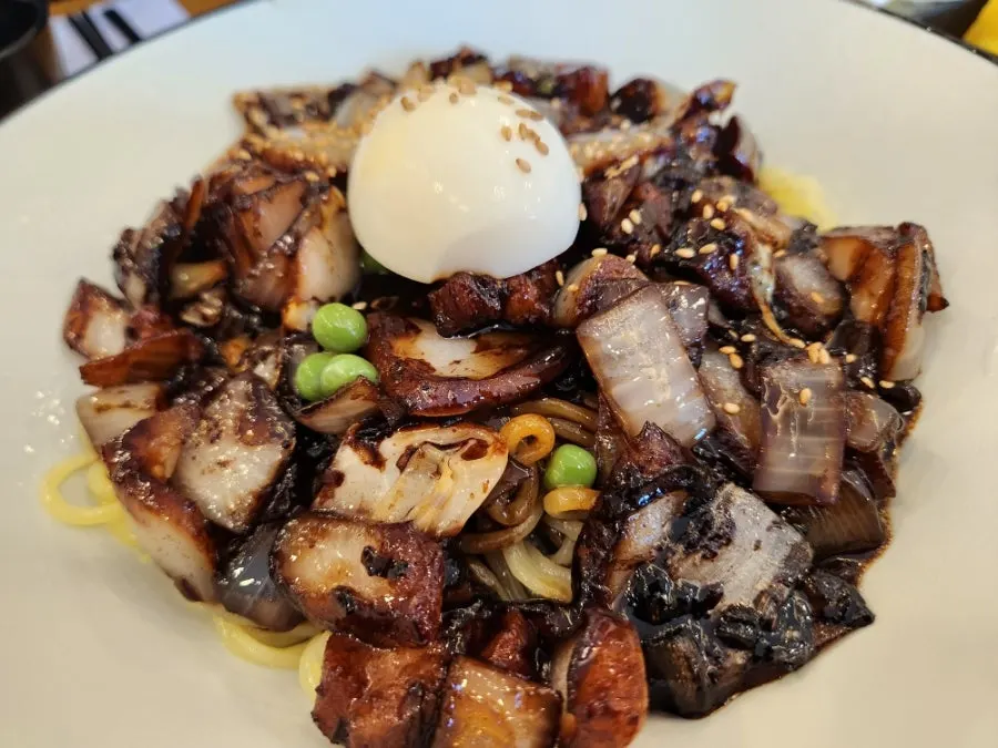 테이블에 차려진 중화요리 한 상