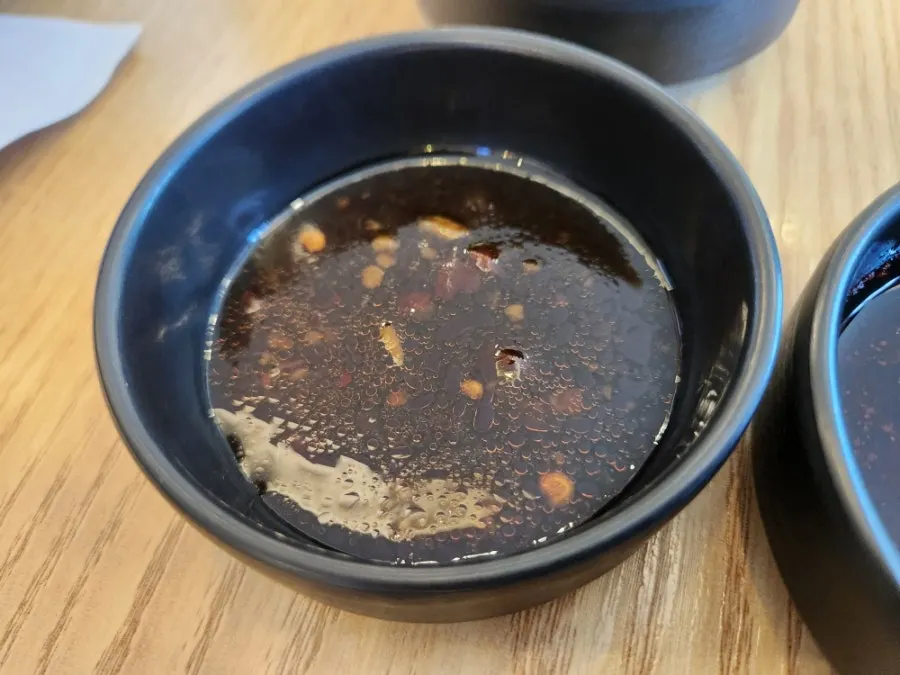 짬뽕과 만두가 놓인 테이블