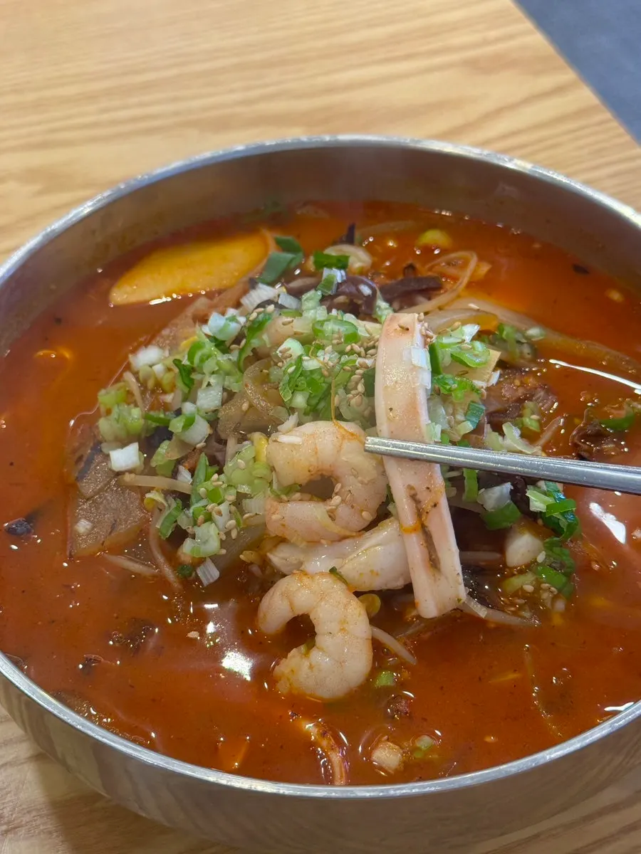 Shinmi jjamppong with shrimp and squid