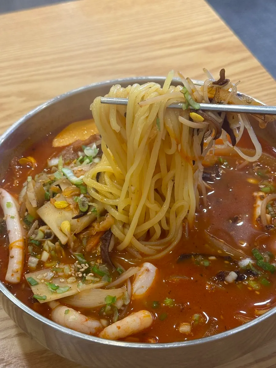 Spicy shinmi jjamppong noodles and seafood