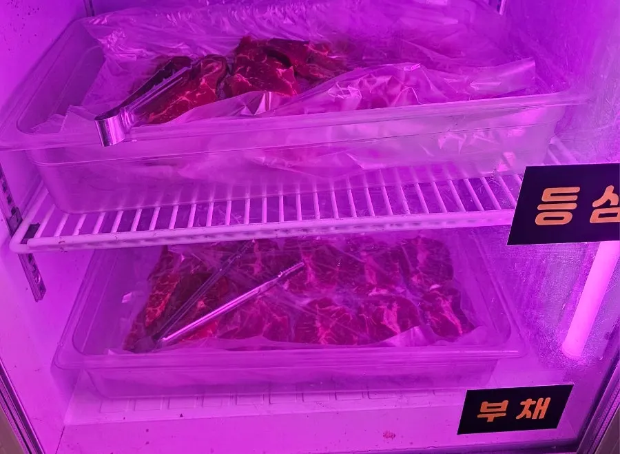 불판에 올린 2번 세트 고기