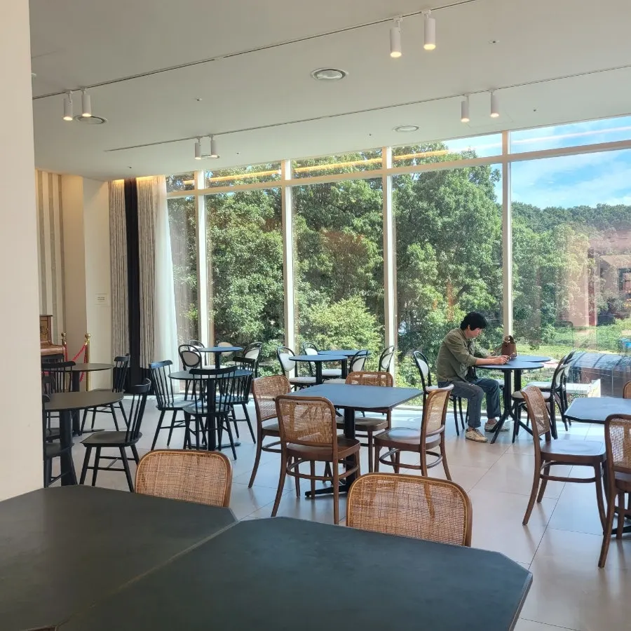 Seat by the floor-to-ceiling window overlooking the reservoir