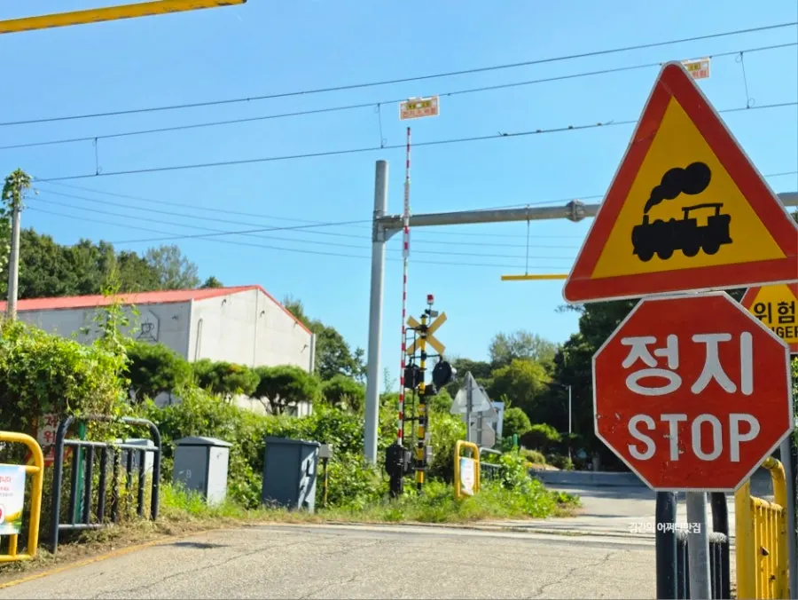 Exterior of On the Rail after crossing the train tracks