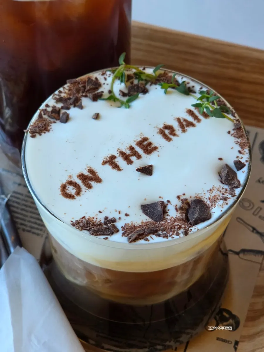 A glass of the signature iced einspänner