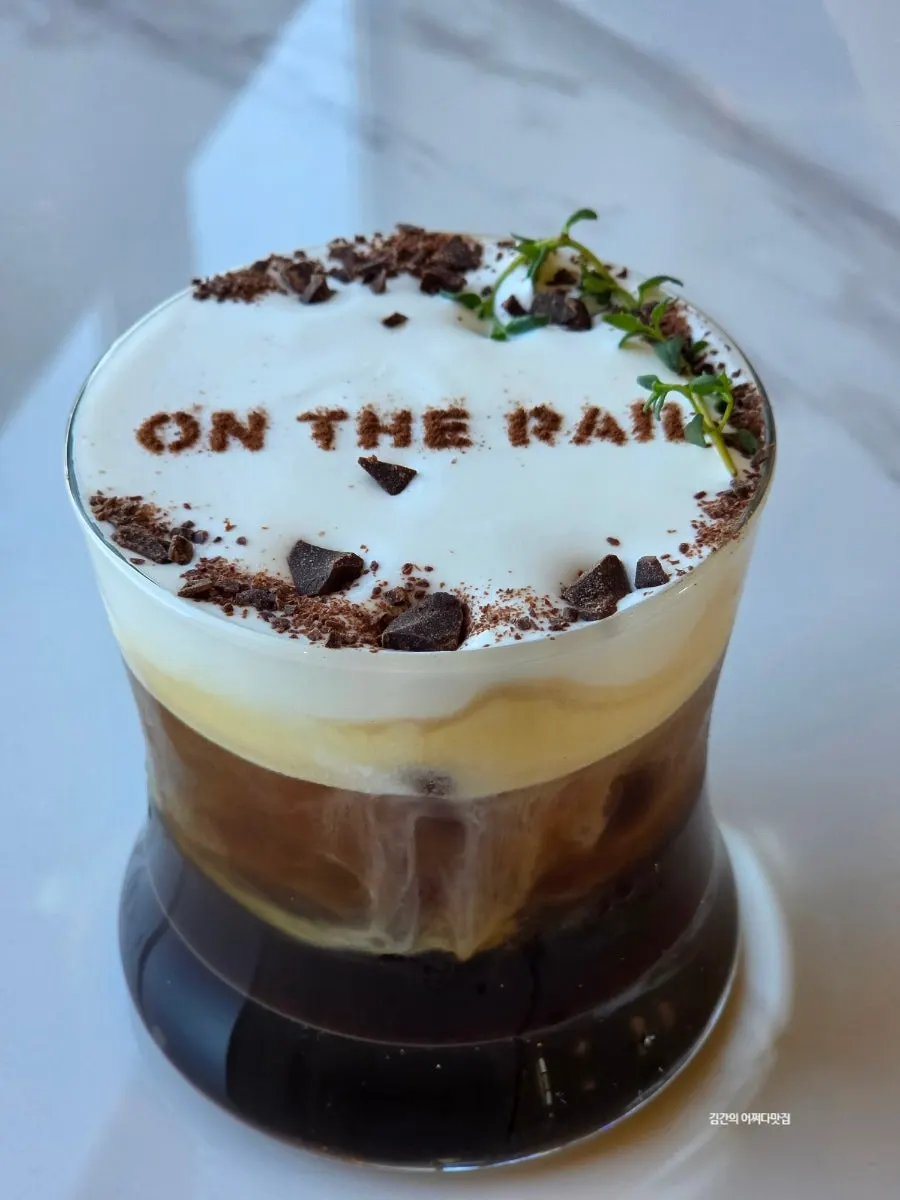 Einspänner with 'ON THE RAIL' lettering on the cream