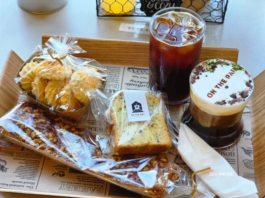 Table with einspänner and bakery items together