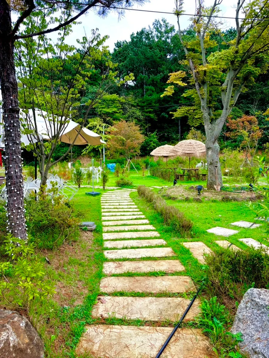 온더레일 베이커리와 창밖 풍경