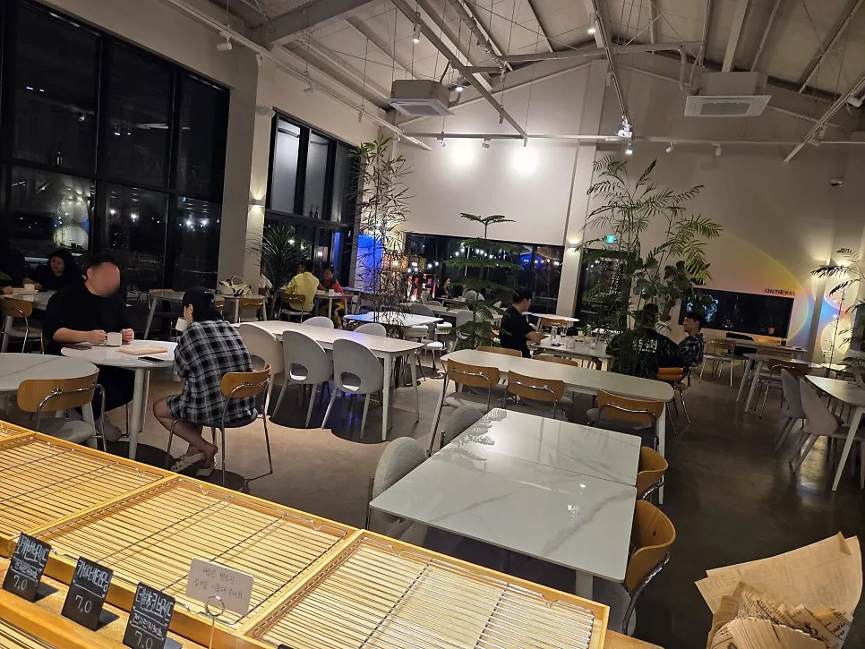 밤 야외 불멍 자리와 카페 조명