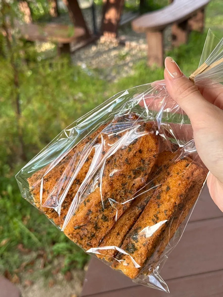 야외 테이블의 아이스 라떼와 따뜻한 캐모마일