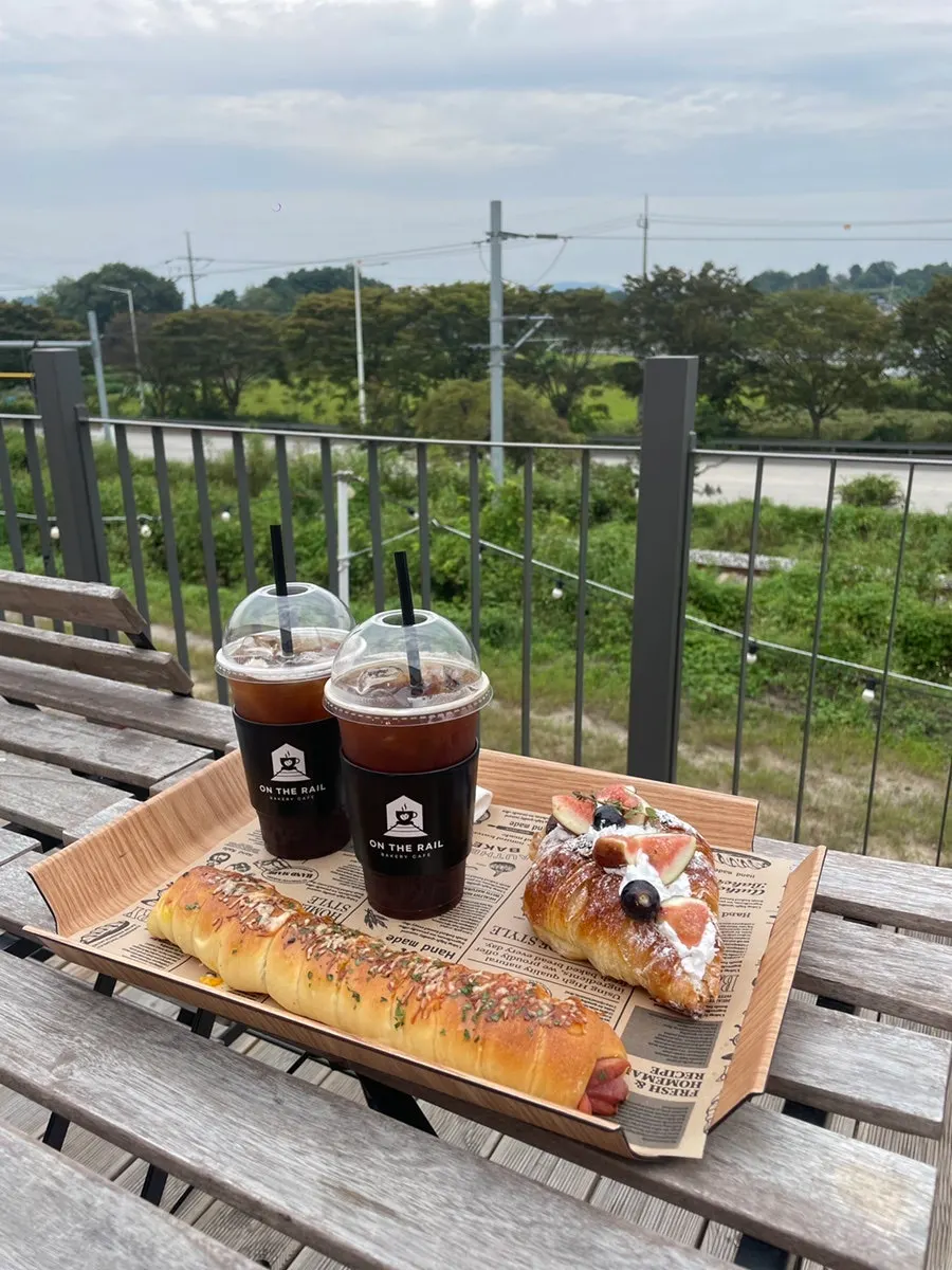 아메리카노와 무화과 크로와상, 소세지빵