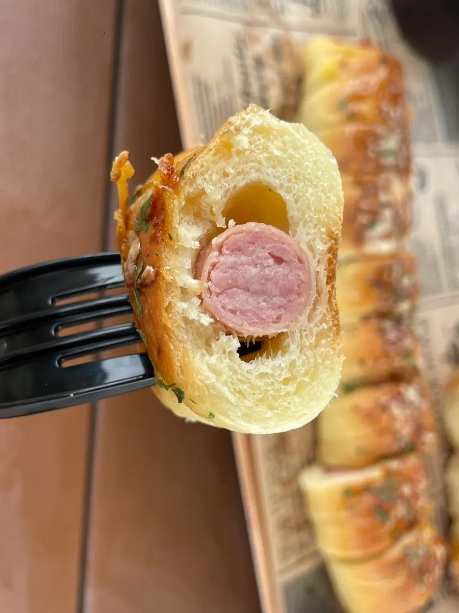 2층 야외 테이블에 놓인 커피와 빵