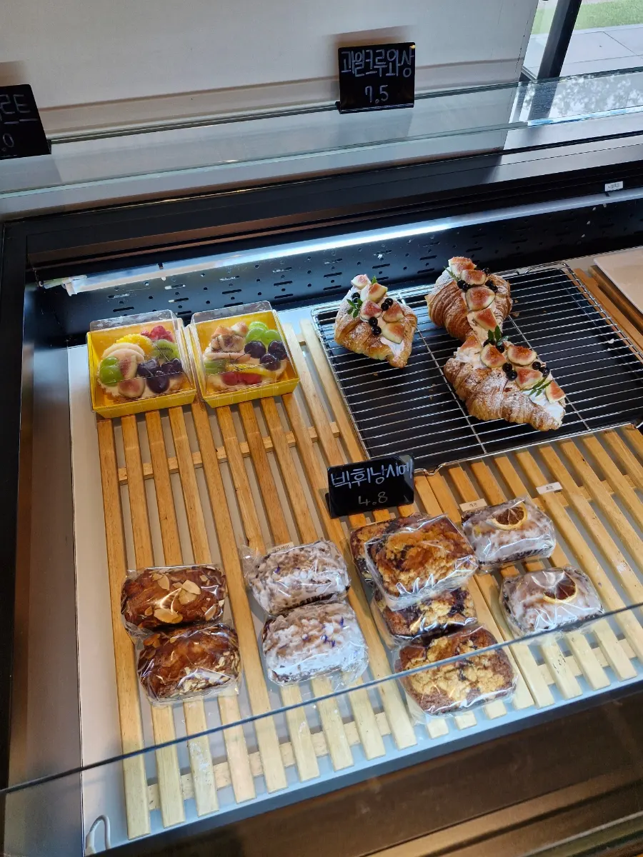 온더레일 카페 내부 셀프 이용 공간