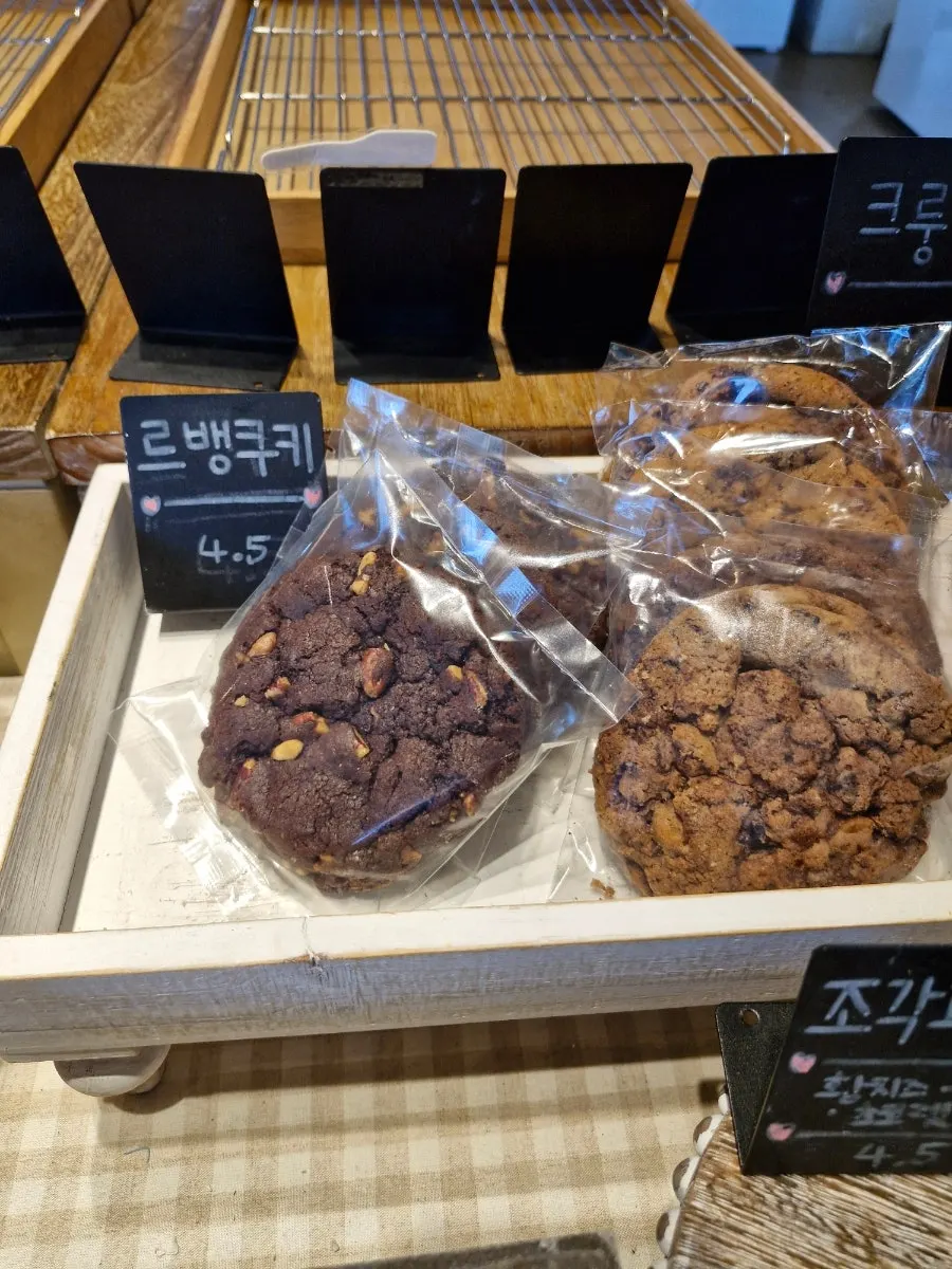 맘모스빵이 놓인 온더레일 베이커리 매대
