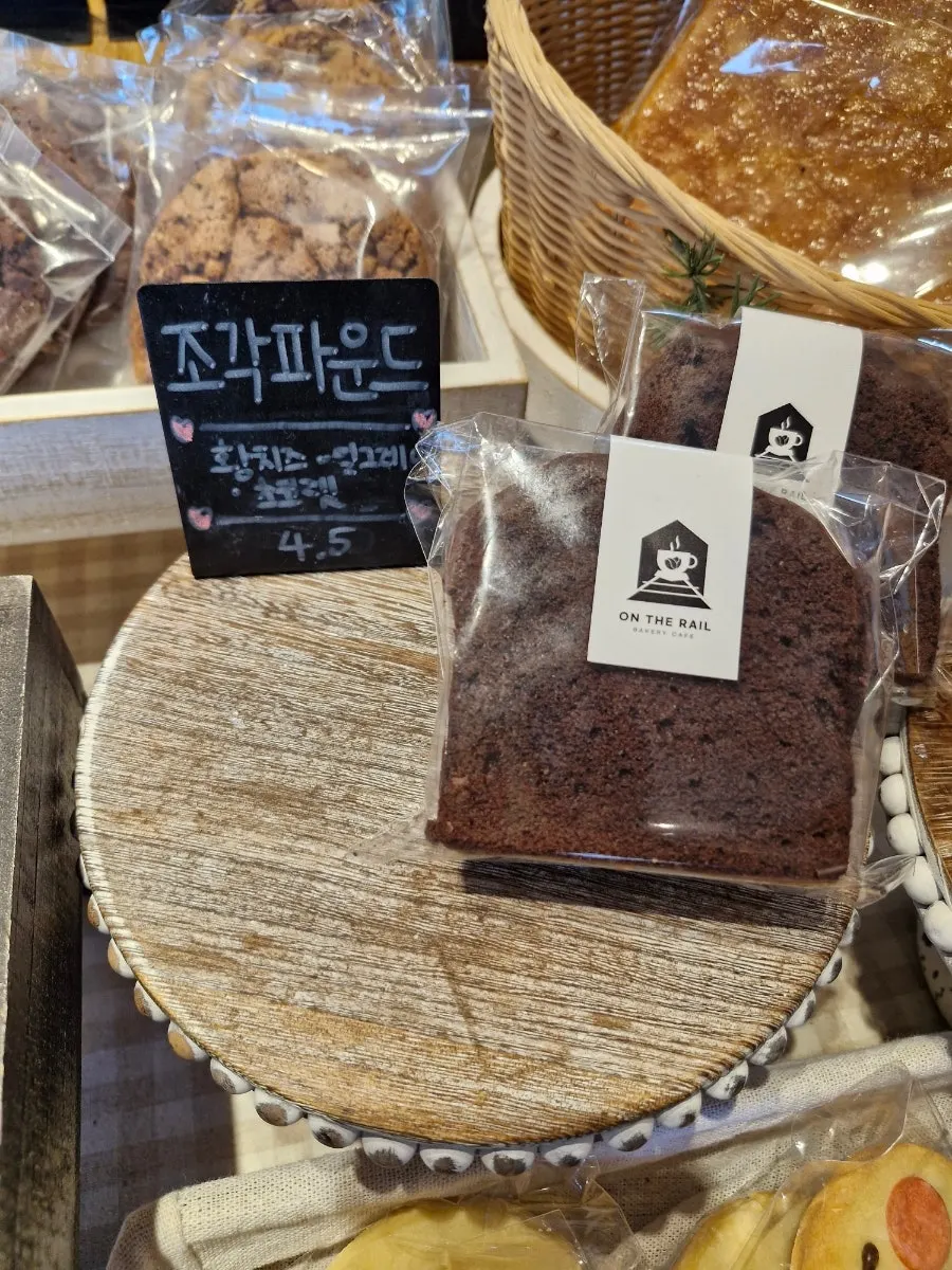 케이크류가 진열된 카페 쇼케이스