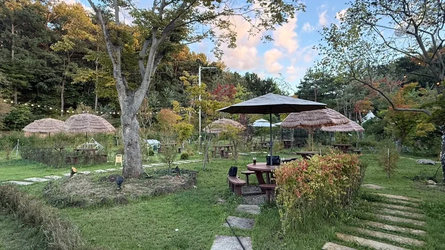 주차장 쪽에서 본 온더레일 외관