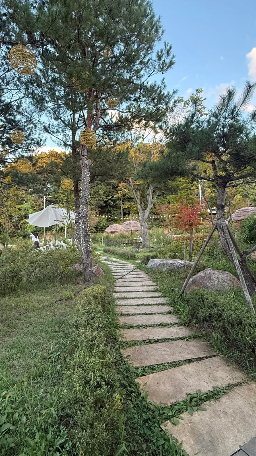 탁 트인 온더레일 건물 외관 세로 사진
