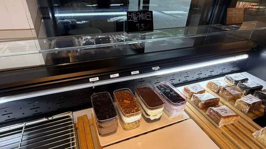 큰 통에 담긴 보틀케이크