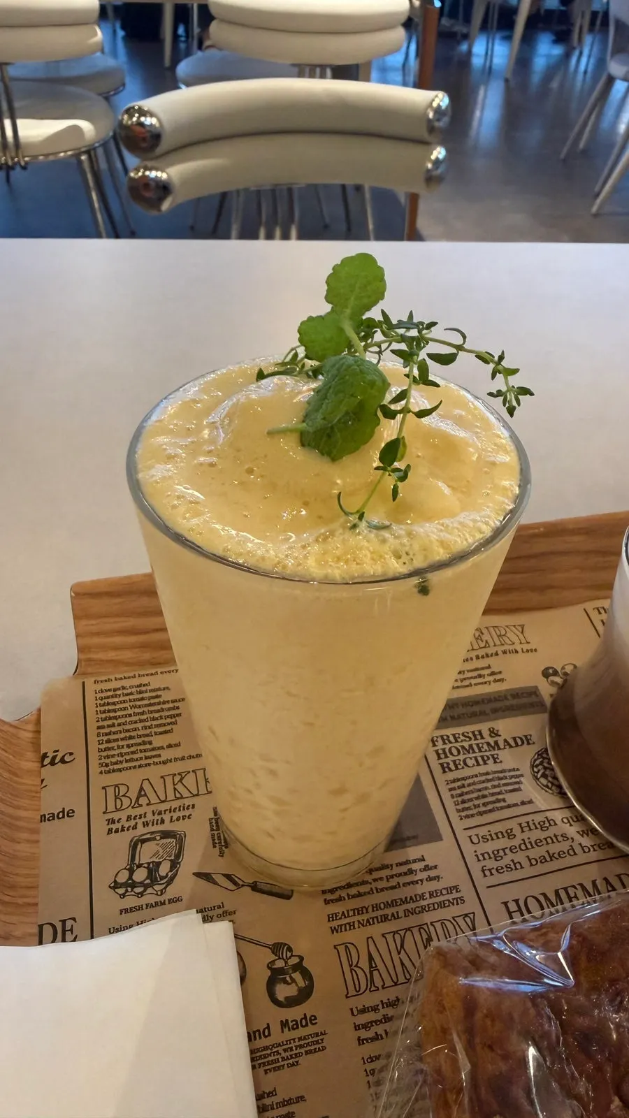 온더레일 마크가 뿌려진 크림모카
