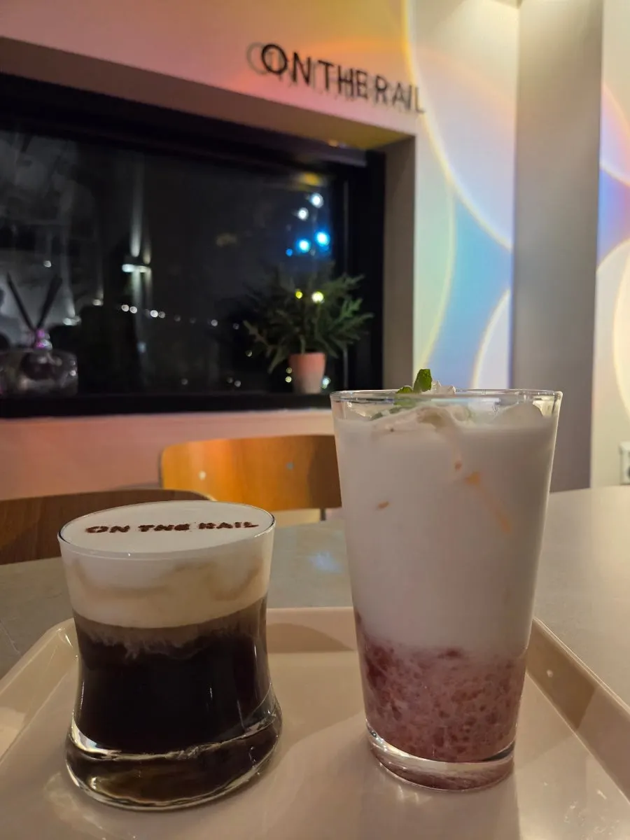 Table with strawberry latte, einspänner, and elligator