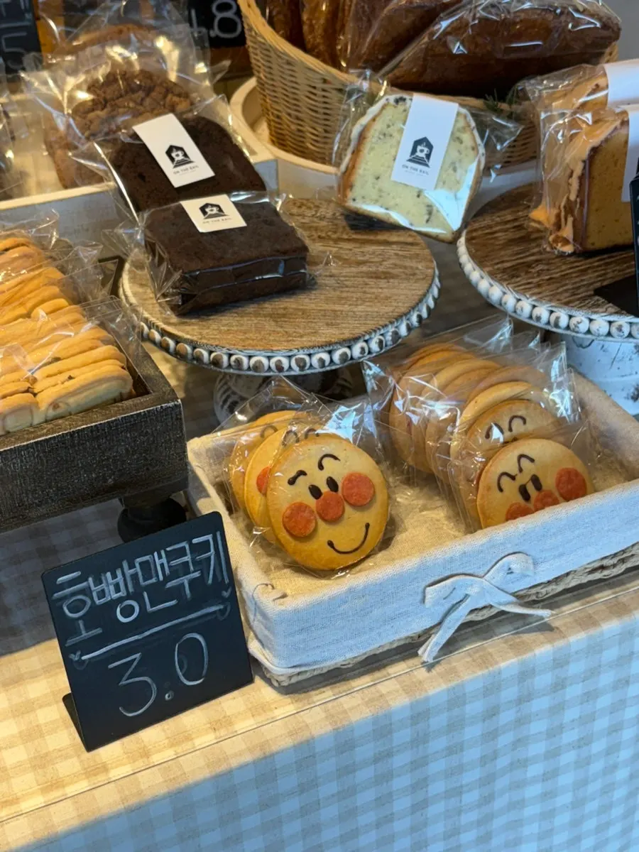 온더레일 대형 카페 내부 통로